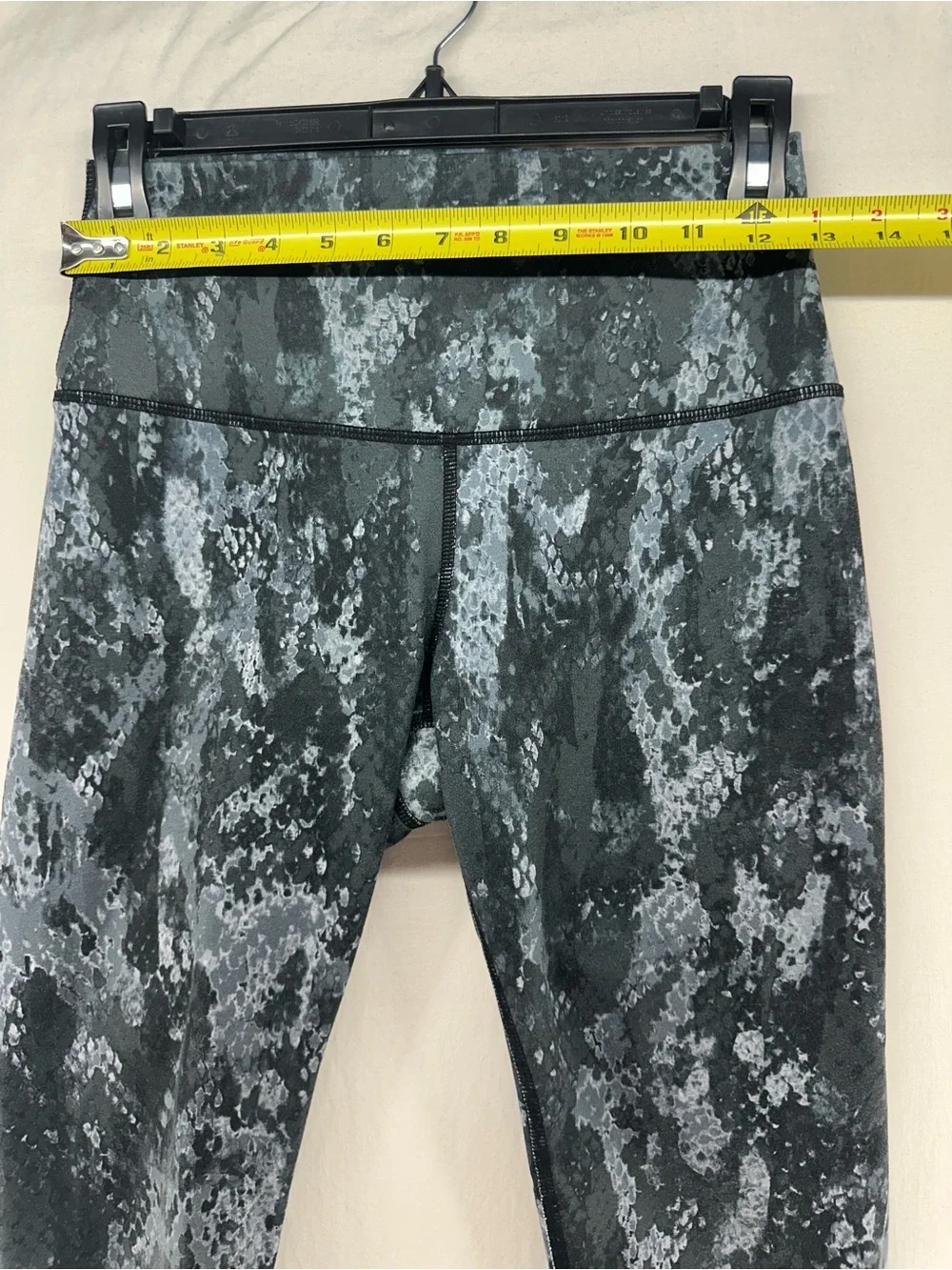 Alo Yoga Legging Airbrush Cropped‎ Capri High Rise Snakeskin Activewear Yoga M